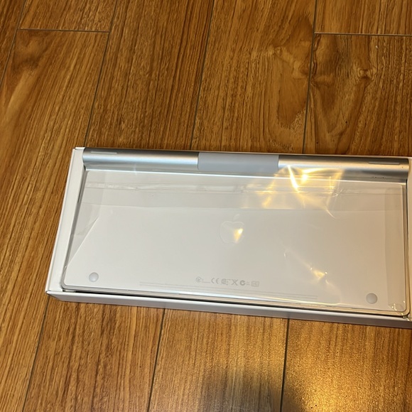 New Apple wireless keyboard 2009 - Picture 4 of 4